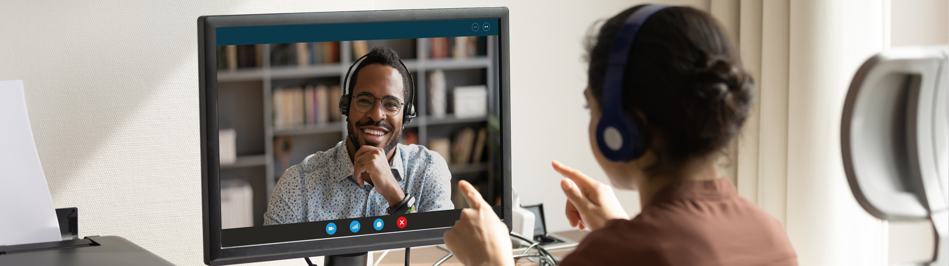 students having a virtual meeting