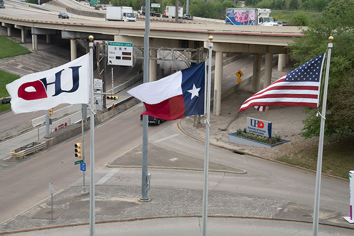 US, Texas, and UHD flags.