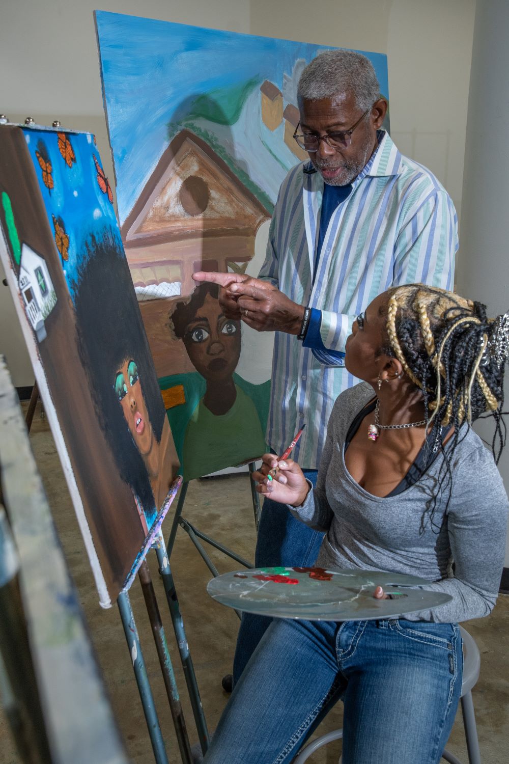 Floyd Newsum teaches an art class at UHD